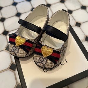New In Box, Never Worn, Navy Blue and Beige Gucci Mary Janes, US Baby size 2
